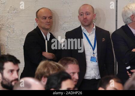 Downing Street, ancien conseiller spécial Dominic Cummings (à gauche) et Directeur des Communications Lee Cain (à droite) d'assister le Premier ministre britannique Boris Johnson's conférence de presse au cours de l'assemblée annuelle des chefs de gouvernement de l'OTAN sommet au Grove Hôtels à Watford, Hertfordshire. Banque D'Images