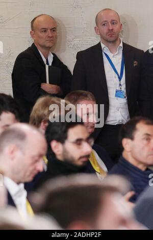 Downing Street, ancien conseiller spécial Dominic Cummings (à gauche) et Directeur des Communications Lee Cain (à droite) d'assister le Premier ministre britannique Boris Johnson's conférence de presse au cours de l'assemblée annuelle des chefs de gouvernement de l'OTAN sommet au Grove Hôtels à Watford, Hertfordshire. Banque D'Images