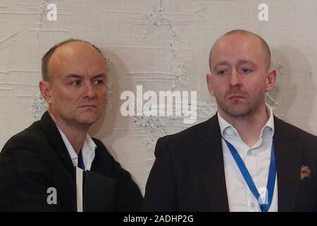 Downing Street, ancien conseiller spécial Dominic Cummings (à gauche) et Directeur des Communications Lee Cain (à droite) d'assister le Premier ministre britannique Boris Johnson's conférence de presse au cours de l'assemblée annuelle des chefs de gouvernement de l'OTAN sommet au Grove Hôtels à Watford, Hertfordshire. Banque D'Images