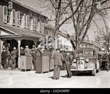 1940 FOULE DE PERSONNES LES HOMMES ET LES FEMMES QUI FRÉQUENTENT LES ACHETEURS SOUMISSIONNAIRES PAYS RURAL VENTE AUX ENCHÈRES DE MEUBLES DE CHAMBRE ET PENNSYLVANIA USA - c2273 HAR001 pour le transport Produits HARS AUCTION B&W CHEVROLET TRISTESSE TENTATION RÊVES ET vente autos d'excitation de l'autorité PA EXTÉRIEUR OCCASION VÉHICULES AUTOMOBILES CONCEPTUEL ACHETEURS PROFESSIONS PARTICIPANT À L'ORIGINE ETHNIQUE CAUCASIENNE EN NOIR ET BLANC à l'ANCIENNE HAR001 Banque D'Images