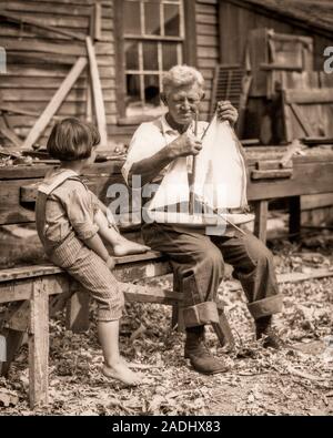 Années 1920 GROSSOYÉE Jeune garçon EN COSTUME MARIN ASSIS AVEC PERSONNES ÂGÉES BARNEGAT BAY OLD SALT INSTALLATION GAF RIG SUR UN MODÈLE SAIL YACHT - c455 HAR001 HARS, GRANDS-PARENTS GRAND-PÈRE GRAND-MÈRE CÉLÉBRATION DE LA SATISFACTION DE VIE JOIE COPIE ESPACE RURAL L'amitié de personnes qui s'occupent d'INSPIRATION SPIRITUALITÉ VOILE HOMMES SENIOR CONFIANCE SENIOR B&W VISION RÊVES BONHEUR AVENTURE BIEN-ÊTRE L'EXCITATION FORCE LEADERSHIP CONNAISSANCES FIERTÉ UN PROGRÈS SUR LES PROFESSIONS DANS L'AUTORITÉ OCCASION CONNEXION GROSSOYÉE grands-pères l'IMAGINATION CONCEPTUELLE LA VOILE élégant costume MARIN OLD SALT LA CRÉATIVITÉ Banque D'Images