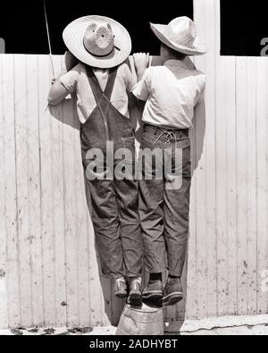 Années 1930 Années 1940 VUE ARRIÈRE DE fille et garçon porter un jean bleu FERME DE PAILLE CHAPEAUX DEBOUT SUR LA POINTE DES PIEDS SUR LE GODET À LA GRANGE DE CLÔTURE - f1558 HAR001 INFORMATIONS D'ÉQUIPE HARS JOIE MYSTÈRE FEMELLES VIE RURALE VIE GRANGE FRÈRES ACCUEIL ESPACE COPIE PLEINE LONGUEUR D'AMITIÉ BRETELLES Hommes frères soeurs DIVERTISSEMENT RISQUE L'AGRICULTURE B&W STABLE OBJECTIFS DÉCOUVERTE AVENTURE STRATÉGIE LOISIRS ET DE L'excitation de l'ANGLE FAIBLE CONNAISSANCE VUE ARRIÈRE D'OCCASION SUR CONNEXION FRÈRE DE CONCEPTUEL DERRIÈRE CURIEUX ANNULÉ Retour VOIR LES BLUE-JEANS La croissance des juvéniles de coopération pré-ADO PRÉ-ADO Garçon Fille PRÉADOLESCENTE DES PIEDS Banque D'Images