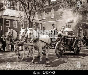 1950 POMPIER ANCIENNE conduite de vapeur de l'eau CHEVAL POWERED PUMPER FIRE ENGINE PAR L'Independence Hall de Philadelphie, en Pennsylvanie, USA - f2276 HAR001 B&W TRANSPORT HARS MAMMIFÈRES POMPIER EXTÉRIEUR EXCITATION PA PAR LE FEU puissant moteur-pompe appelée CONCEPTUEL PROFESSIONS ANONYME ÉLÉGANT MAMMAL MID-ADULT MID-ADULT MAN POWERED NOIR ET BLANC DE L'ORIGINE ETHNIQUE CAUCASIENNE HAR001 INDEPENDENCE HALL Old Fashioned Banque D'Images