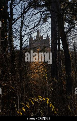 Château Hohenzollern sur une montagne en Allemagne pendant le coucher du soleil à l'heure d'or Banque D'Images