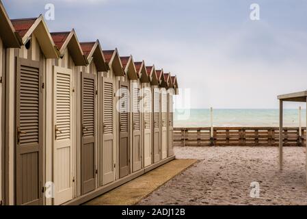 Cabines de plage en bois sur la mer en Toscane Banque D'Images