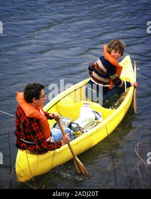 1980 PRETEEN BOY AND GIRL WEARING ORANGE SÉCURITÉ GILETS IL PADDLING CANOE EN PLASTIQUE JAUNE DANS L'EAU ELLE LOOKING AT CAMERA - kc9237 PHT001 HARS RIVER NOSTALGIE Frère Soeur ancienne pour 1 véhicule pour mineurs l'ÉQUILIBRE ENTRE LA SÉCURITÉ DE L'athlète d'ÉQUIPE LOCATIONS DE CANOË HEUREUX JOIE VIE RURALE VIE FRÈRES FEMELLES ACCUEIL TRANSPORT COPIE ESPACE AMITIÉ PERSONNES DEMI-LONGUEUR HOMMES FLUX ATHLÉTIQUE RISQUE CONFIANCE FRÈRES SOEURS ORANGE CONTACT VISUEL TRANSPORT DATANT DU TEMPS LIBRE CANOË BONHEUR JOYEUX ANGLE ÉLEVÉ DE PROTECTION ET D'excitation de l'AVENTURE ESCAPADE LOISIRS VACANCES EN ELLE AVIRONS PRETEEN SŒUR Banque D'Images