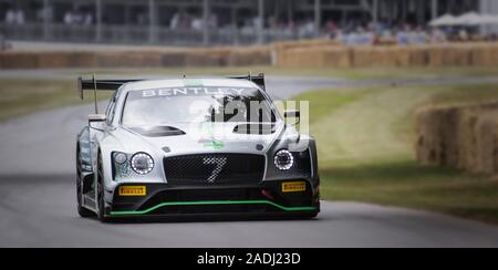 Une voiture de course Bentley aborde le Goodwood Festival of Speed 2019 Hillclimb Banque D'Images