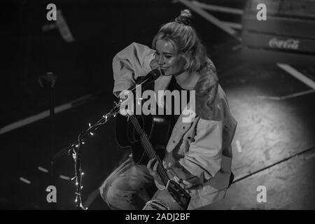 Glasgow, Écosse: 02 décembre 2019 le chanteur-compositeur écossais Nina Nesbitt se produit à la première date de sa courte tournée acoustique. Banque D'Images