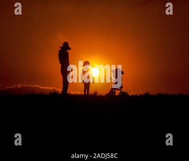 Des années 1980, la silhouette ANONYME DANS L'ÉTABLISSEMENT DE LA FAMILLE ÉTÉ SOLEIL MÈRE DEUX ENFANTS QUI PORTAIENT TOUS DES CHAPEAUX UNE CIRCONSCRIPTION - TRICYCLE kj8973 PHT001 MYSTÈRE HARS FILS ABSTRACT JOIE VIE RURALE VIE FEMELLES ACCUEIL ESPACE COPIE PLEINE LONGUEUR D'AMITIÉ MESDAMES FILLES INSPIRATION SPIRITUALITÉ PERSONNES MÂLES LIBERTÉ BONHEUR LOISIRS DÉCOUVERTE AVENTURE TRICYCLE SILHOUETTÉ ANGLE FAIBLE CONNEXION LOISIRS IMAGINATION CONCEPTUELLE COOPÉRATION ANONYME JUVÉNILES CROISSANCE SOLIDARITÉ MAMANS YOUNG ADULT WOMAN Old Fashioned Banque D'Images