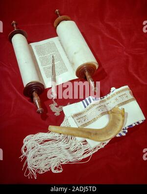1970 OPEN DE TORAH JUIVE YAD AVEC DE L'ARGENT VERS LA LECTURE D'UN TALLIT GADOL SHOFAR AU SOMMET DE LA BRODERIE D'OR AU COU - KR29444 PHT001 HARS TORA Banque D'Images