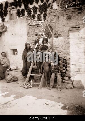 1890 1890 Native American Indian HOPI FAMILLE ADULTES ET ENFANTS POSÉS À LA CAMÉRA À SHIPAULOVI VILLAGE PUEBLO ARIZONA USA - q73426 CPC001 HARS 6 UNITED STATES COPIE ESPACE PLEINE LONGUEUR D'AMITIÉ CHERS PERSONNES VILLAGE INDIENS Etats-unis D'AMÉRIQUE S'OCCUPENT LES HOMMES SIX CADRES PÈRES ADULTES B&W AMÉRIQUE DU NORD DE L'AMÉRIQUE DU NORD CONTACT VISUEL PRETEEN BOY SÉCHÉ ET LES INDIENS DE L'ARIZONA AMERICAN PUEBLO 1890 ADOBE JUVÉNILES MID-ADULT MID-ADULT MAN LES AMÉRINDIENS POSÉS PRÉ-ADO fille préadolescente RISTRA AZ ENSEMBLE NOIR ET BLANC à l'ANCIENNE LES HOPI Banque D'Images