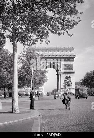 1950 PARIS FRANCE ARC DE TRIOMPHE SUR L'HOMME ET DE GENDARMERIE LOCATION VOITURES CAMIONS rue pavée du trafic - r244 HAR001 HARS ET EUROPÉEN DE L'AUTOMOBILE NATIONAL MONUMENT EXTÉRIEUR PROFESSIONS DIRECTION CAPITAL DE VÉHICULES AUTOMOBILES VILLES GENDARME PAVÉES ARC DE TRIOMPHE NOIR ET BLANC HAR001 MONUMENT OLD FASHIONED PLACE CHARLES DE GAULLE TRIOMPHE Banque D'Images