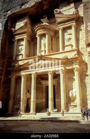 Les agents de la police touristique de bédouins d'assurer la sécurité dans la ville antique de Pétra, en Jordanie. Photographiés avec leurs chameaux, dans l'attente de l'arrivée d'H Banque D'Images