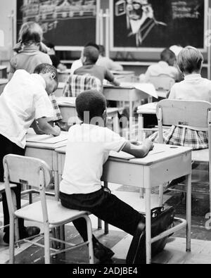 1970 Vue arrière d'Africains-Américains DE RACE BLANCHE ET LES ÉLÈVES DANS L'ÉCOLE MOYENNE DE CLASSE, - s17243 HAR001 HARS COPIE ESPACE AMITIÉ INSPIRATION DEMI-LONGUEUR HOMMES B&W UN BUREAU DES ÉCOLES OBJECTIFS QUALITÉ SUCCÈS rêves africains-américains africains-américains et des connaissances académiques NOIR ORIGINE OCCASION INTÉGRÉ L'INSTRUCTION PRIMAIRE DIVERS VARIÉ ANONYME L'ÉCOLE PRIMAIRE DE L'ÉCOLE PUBLIQUE LES MINEURS DE CROISSANCE L'UNITÉ NOIR ET BLANC DE L'ORIGINE ETHNIQUE CAUCASIENNE HAR001 old fashioned américains africains Banque D'Images