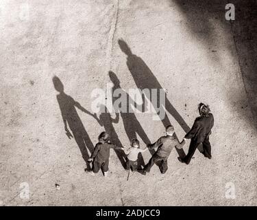 1950 PASSAGE DE L'ARTICLE 4 DE LA FAMILLE ANONYME HOLDING HANDS CASTING SHADOWS SUR LE SOL DEVANT eux - s2849 LEF001 HARS NOSTALGIE FRÈRE SOEUR A L'ANCIENNE ÉQUIPE DE SÉCURITÉ POUR MINEURS LES FAMILLES RÉSUMÉ MYSTÈRE DE LA JOIE DE VIE DES FEMELLES PARENTALES SATISFACTION RELATION FRÈRES MARIS ACCUEIL ESPACE COPIE DE LA VIE L'AMITIÉ LA MASSE pleine longueur Hommes frères soeurs INSPIRATION OMBRES PÈRES MARI ET FEMME B&W MARIS ET FEMMES HAUT OBJECTIFS STRATÉGIE D'EXPLORATION ET D'AVENTURE D'ANGLE DE DIRECTION RELATIONS PÈRES VUE ARRIÈRE LES FRÈRES DE SUPPORT DE L'IMAGINATION CONCEPTUELLE CONNEXION VUE ARRIÈRE Banque D'Images