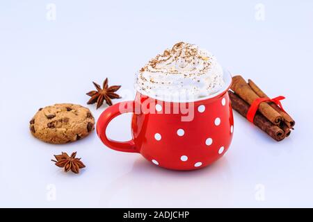 Chocolat chaud avec de la crème fouettée, de cannelle, d'anis et de biscuit. Banque D'Images