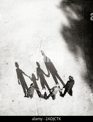 1950 PASSAGE DE L'ARTICLE 4 DE LA FAMILLE ANONYME HOLDING HANDS CASTING SHADOWS SUR LE SOL DEVANT eux - s3756 LEF001 HARS, SŒUR ANCIENNE ÉQUIPE DE SÉCURITÉ POUR MINEURS LES FAMILLES RÉSUMÉ MYSTÈRE DE LA JOIE DE VIE DES FEMELLES PARENTALES SATISFACTION RELATION FRÈRES MARIS ACCUEIL ESPACE COPIE DE LA VIE L'AMITIÉ LA MASSE pleine longueur Hommes frères soeurs INSPIRATION OMBRES PÈRES MARI ET FEMME B&W MARIS ET FEMMES HAUT OBJECTIFS STRATÉGIE D'EXPLORATION ET D'AVENTURE D'ANGLE DE DIRECTION RELATIONS PÈRES VUE ARRIÈRE LES FRÈRES IMAGINATION CONCEPTUELLE CONNEXION CASTING VUE ARRIÈRE DE LA CROISSANCE DE LA COOPÉRATION Banque D'Images