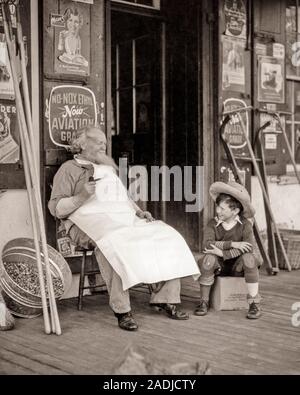 1930 PERSONNES ÂGÉES COMMERÇANT PORTANT PIPE TABLIER ASSIS AVEC YOUNG BOY WEARING STRAW HAT RAGGEDY VÊTEMENTS GENERAL STORE VÉRANDA - s5449 HAR001 HARS PORCHE DE PAILLE VIEUX AÎNÉS TEMPS NOSTALGIE ANCIENNE MODE 1 GÉNÉRATIONS D'ÉQUIPE COMMUNICATION JUVÉNILE GRANDS-PARENTS GRAND-PÈRE HEUREUX FAMILLE JOIE SATISFACTION DE VIE grand-parent aîné RURAL GÉNÉRAL TUYAU UNITED STATES COPIE ESPACE l'AMITIÉ DE PERSONNES DEMI-LONGUEUR BOUTIQUES INSPIRATION États-unis D'AMÉRIQUE OCCUPENT LES HOMMES B&W L'AMÉRIQUE DU NORD AU NORD-AMÉRICAIN DE LA VIEILLESSE LE BONHEUR JOYEUX OLDSTERS ANGLE ÉLEVÉ PROPRIÉTAIRE ANTIQUE EXTÉRIEUR MAGASIN GÉNÉRAL DU TABAC Banque D'Images