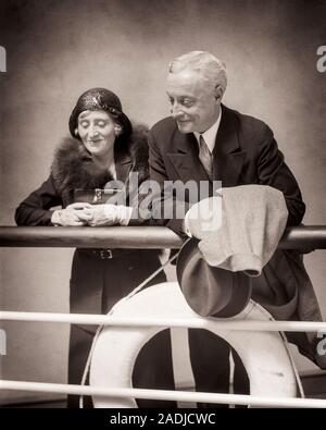 Années 1920 Années 1930 SENIOR HOMME FEMME À BORD À la balustrade DU NAVIRE AU BON VOYAGE - s3663 HAR001 HARS JOIE CÉLÉBRATION DE VIE FEMMES AÎNÉS MARIÉS PASSAGERS STUDIO SHOT MARI CONJOINT COPIE PASSAGER DE LUXE MANTEAUX mi-longueur de l'espace FEMMES HOMMES PERSONNES SENIOR RETRAITE SENIOR TRANSPORT B&W PARTNER SENIOR WOMAN DU TEMPS LIBRE DE RETRAITÉ BONHEUR ANTIQUE VOYAGE À BORD DES ANCIENS GARDE-CORPS L'EXCITATION ESCAPADE VACANCES VOYAGE CLOCHE BON VOYAGE DU NAVIRE ÉLÉGANT CONCEPTUELLE DES AÎNÉS SOLIDARITÉ FEMMES RELAXATION VACANCES NOIR ET BLANC DE L'ORIGINE ETHNIQUE CAUCASIENNE DÉPART HAR001 old fashioned Banque D'Images