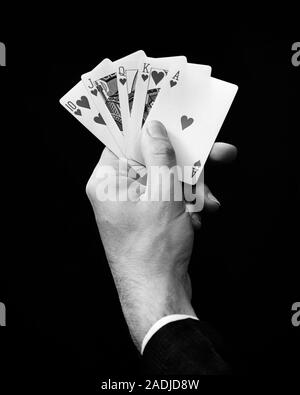 1930 MAN'S HAND HOLDING 5 CARTES À JOUER UNE MAIN DE POKER C'est une quinte flush royale DANS LES COEURS - s8455 HAR001 ROYAL FLUSH LOISIRS HARS ENCORE jeu de carte conceptuelle de la vie de l'homme le plus WAGER GAMBLE ROYAL FLUSH MAIN GAGNANTE PARI PARI NOIR ET BLANC DE L'ORIGINE ETHNIQUE CAUCASIENNE CHANCE MAINS SEULEMENT HAR001 old fashioned Banque D'Images