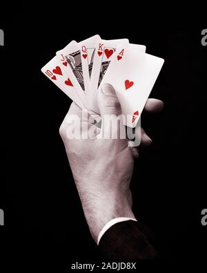 1930 MAN'S HAND HOLDING 5 CARTES À JOUER UNE MAIN DE POKER C'est une quinte flush royale DANS LES COEURS - s8455a HAR001 ROYAL FLUSH LOISIRS HARS ENCORE jeu de carte conceptuelle de la vie de l'homme le plus WAGER GAMBLE ROYAL FLUSH MAIN GAGNANTE PARI PARIANT l'origine ethnique caucasienne CHANCE MAINS SEULEMENT HAR001 old fashioned Banque D'Images