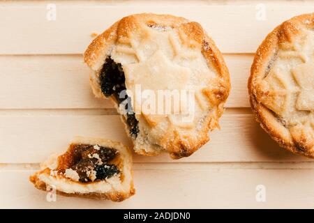 Vue de dessus de la traditionnelle tarte de Noël sur planche de bois Banque D'Images