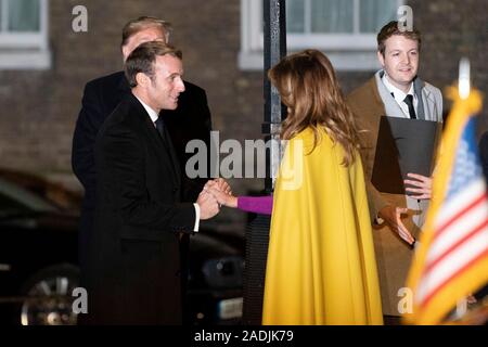 Londres, Royaume-Uni. 03 Décembre, 2019. Le président français, Emmanuel Macron, gauche, Première Dame des États-Unis accueille Melania Trump comme ils arrivent à n°10 Downing Street, avant une réception en l'honneur du 70e anniversaire de l'alliance de l'OTAN le 3 décembre 2019 à Londres, Royaume-Uni. Credit : Andrea Hanks/Planetpix/Alamy Live News Banque D'Images