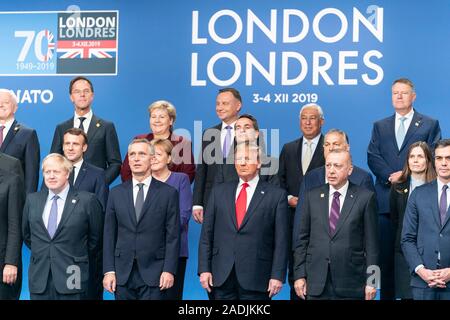 Watford, Royaume-Uni. 04 Décembre, 2019. Le Président américain Donald Trump, centre, se tient avec les membres de l'OTAN pour la traditionnelle photo de famille au début du sommet de l'OTAN le 4 décembre 2019 à Watford, Hertfordshire, Royaume-Uni. La réunion marque le 70e anniversaire de l'Organisation du Traité de l'Atlantique Nord traité. Credit : Shealah Planetpix Craighead//Alamy Live News Banque D'Images