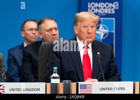 Watford, Royaume-Uni. 04 Décembre, 2019. Le Président américain Donald Trump lors d'une séance plénière au Sommet de l'OTAN le 4 décembre 2019 à Watford, Hertfordshire, Royaume-Uni. La réunion marque le 70e anniversaire de l'Organisation du Traité de l'Atlantique Nord traité. Credit : Shealah Planetpix Craighead//Alamy Live News Banque D'Images