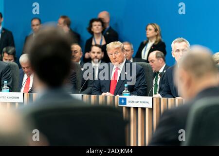 Watford, Royaume-Uni. 04 Décembre, 2019. Le Président américain Donald Trump lors d'une séance plénière au Sommet de l'OTAN le 4 décembre 2019 à Watford, Hertfordshire, Royaume-Uni. La réunion marque le 70e anniversaire de l'Organisation du Traité de l'Atlantique Nord traité. Credit : Shealah Planetpix Craighead//Alamy Live News Banque D'Images