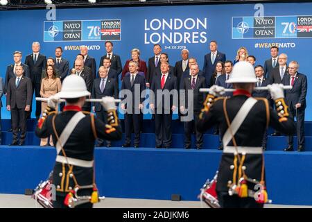 Watford, Royaume-Uni. 04 Décembre, 2019. Le Président américain Donald Trump, centre, se tient avec les membres de l'OTAN pour la traditionnelle photo de famille au début du sommet de l'OTAN le 4 décembre 2019 à Watford, Hertfordshire, Royaume-Uni. La réunion marque le 70e anniversaire de l'Organisation du Traité de l'Atlantique Nord traité. Credit : Shealah Planetpix Craighead//Alamy Live News Banque D'Images