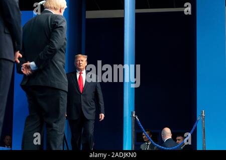 Watford, Royaume-Uni. 04 Décembre, 2019. Le Président américain Donald Trump, droit, promenades sur scène pour rejoindre le Secrétaire général de l'OTAN, M. Jens Stoltenberg, gauche et d'accueillir le Premier ministre britannique, Boris Johnson, centre, au début de la réunion au sommet de l'OTAN le 4 décembre 2019 à Watford, Hertfordshire, Royaume-Uni. La réunion marque le 70e anniversaire de l'Organisation du Traité de l'Atlantique Nord traité. Credit : Shealah Planetpix Craighead//Alamy Live News Banque D'Images