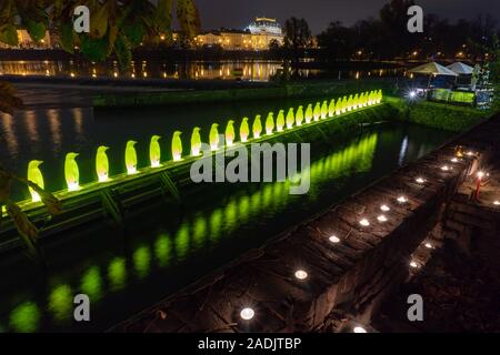 Construction moderne art rougeoyant à Prague. Lemon-couleurs brutes de pingouins se reflétant dans l'eau la nuit Banque D'Images