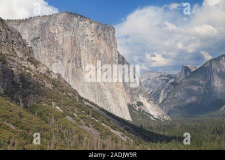 El Capitan et Half Dome à partir de la vue de Tunnel, Yosemite National Park, California, USA. Banque D'Images