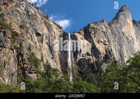 Bridalveil Fall et de la Tour de Pise, Yosemite National Park, California, USA. Banque D'Images
