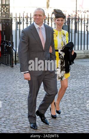 Mike Tindall et Zara Phillips inscrivez-vous de Sa Majesté la Reine à l'abbaye de Westminster pour une cérémonie pour marquer le 60e anniversaire de son couronnement en 1953. Accompagné par le duc d'Édimbourg, le Prince Charles et la duchesse de Cornouailles, le duc et la duchesse de Cambridge, et les autres membres de la famille royale en juin 2013. Banque D'Images