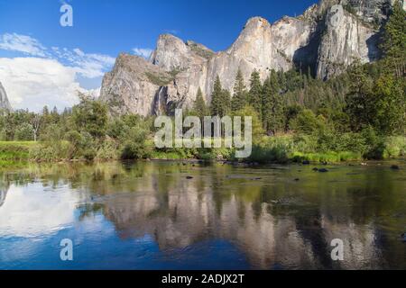 Les roches de la cathédrale, vue sur vallée de Yosemite National Park, California, USA. Banque D'Images