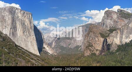 Panorama de la vallée de Yosemite de vue de Tunnel, Yosemite National Park, California, USA. Banque D'Images