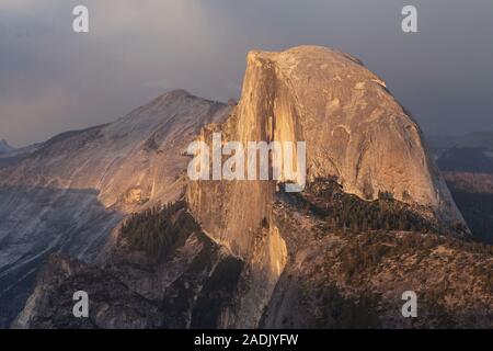 Coucher de soleil sur Demi Dôme de Glacier Point, Yosemite National Park, California, USA. Banque D'Images