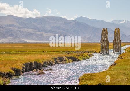 Dernière ville avant la frontière avec le Pakistan, Tashkurgan est une ville moderne avec les signes d'un passé rural, comme le moulin à eau dans la photo Banque D'Images