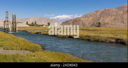 Dernière ville avant la frontière avec le Pakistan, Tashkurgan est une ville moderne avec les signes d'un passé rural, comme le moulin à eau dans la photo Banque D'Images