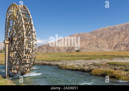 Dernière ville avant la frontière avec le Pakistan, Tashkurgan est une ville moderne avec les signes d'un passé rural, comme le moulin à eau dans la photo Banque D'Images