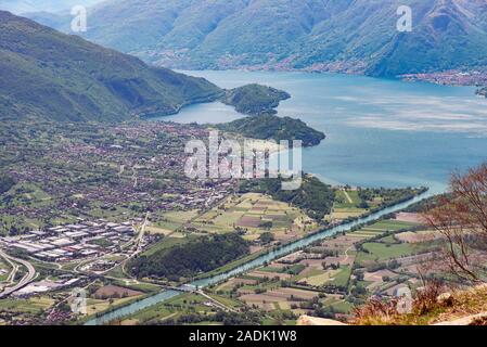 Colico Piona et sur le lac de Côme vu de la montagne Banque D'Images