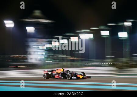 Red Bull Racing a permis thaïlandais Alexander Albon fait concurrence au cours de l'Abu Dhabi F1 Grand Prix race à l Circuit de Yas Marina à Abu Dhabi. Banque D'Images