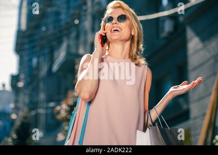 Femme heureuse conversation téléphonique émotionnelle Banque D'Images