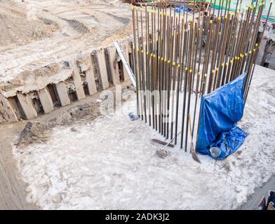 Le grand terrain en cours de construction pour construire le pilier de la station de métro aérien de la zone urbaine. Banque D'Images