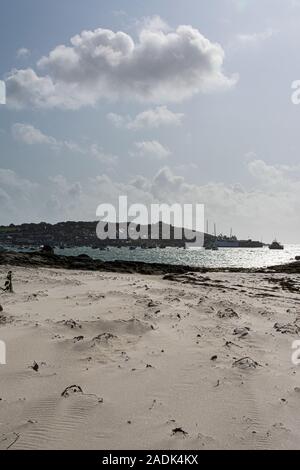 St Mary's Harbour avec le Scillonian ancré à St Mary's Quay vu de la plage de Pothrloo, St Mary's, Isles of Scilly Banque D'Images