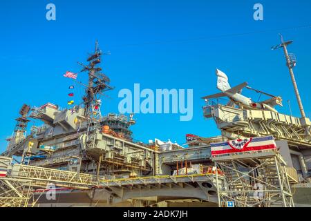 San Diego, Navy Pier, Californie, USA - 31 juillet 2018 : American flags au navire de Midway museum à San Diego en Californie, le Navy Pier de United States Banque D'Images