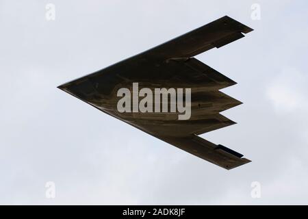 Northrop B-2A Spirit of bombardier furtif 82-1068 code 'HM', du nom de l'esprit de New York, à partir de la 509e Bomb Wing, basé Whiteman AFB quitte RAF Fairford Banque D'Images