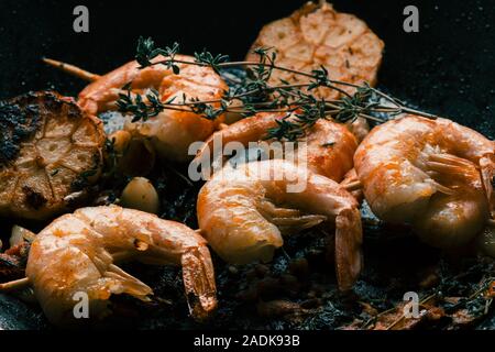 Poêle avec les crevettes et les herbes, rôti Banque D'Images